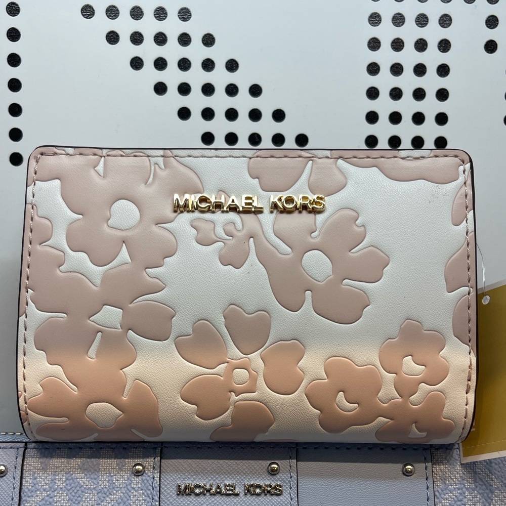 Michael Kors Jet Set Medium Floral Print Bi-Fold Wallet 
POWDER BLUSH
NWT